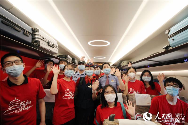 首批湖北籍大學生6日中午搭乘高鐵返京。（黃子翔 攝）