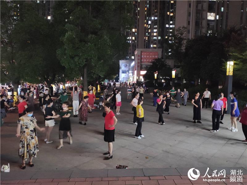 江城明珠社區居民重新跳起了廣場舞。郭婷婷攝