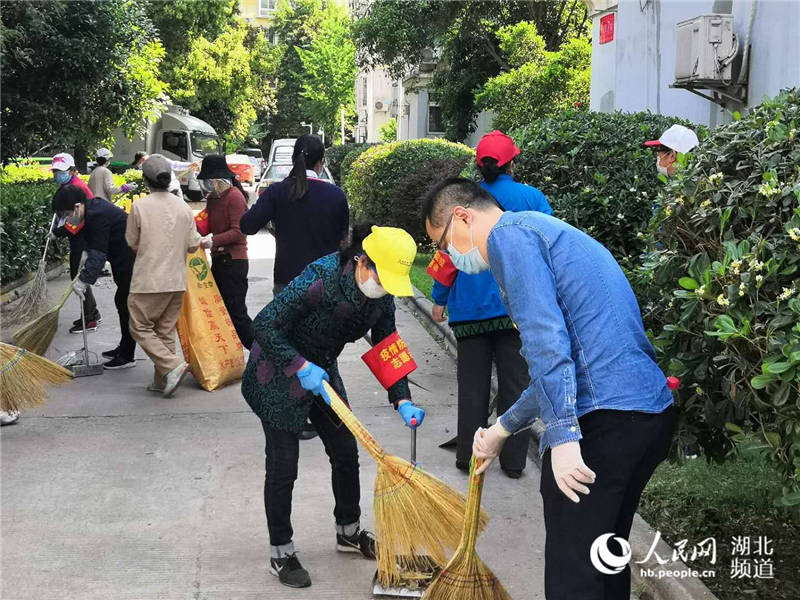 �人���һ������չ�����˶� �ϸ������������ǡ�3��