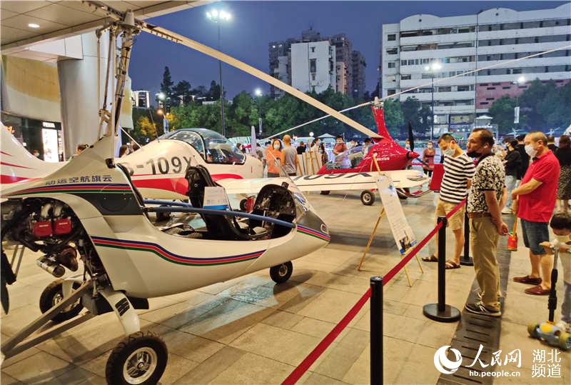 多架直升飛機現身武漢商圈 引市民駐足觀賞【3】