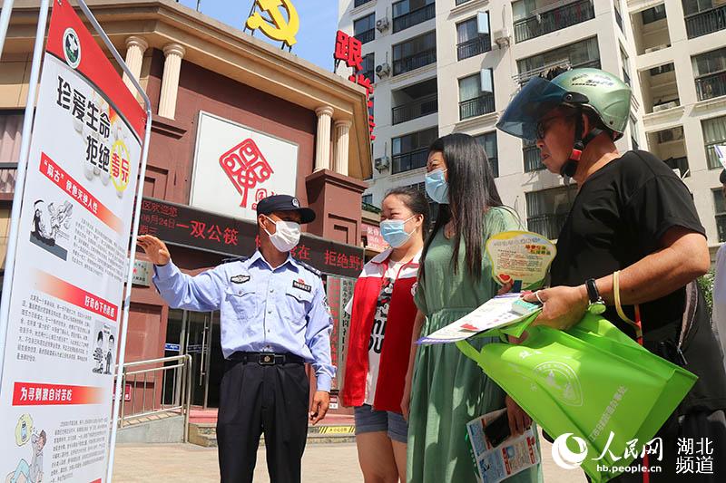 枝江警方禁毒宣傳進社區、進工廠