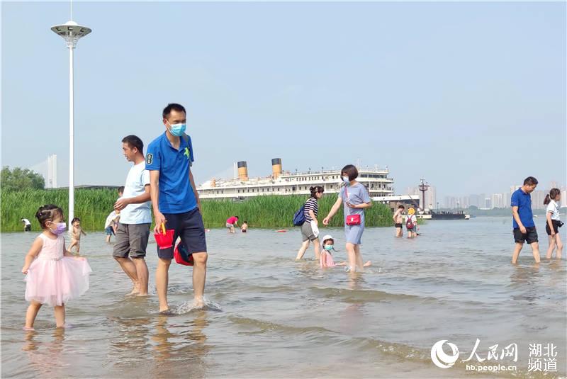 長江武漢段江水上漲 市民孩子們親水同過端午節【2】