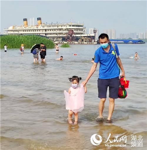 長江武漢段江水上漲 市民孩子們親水同過端午節【3】