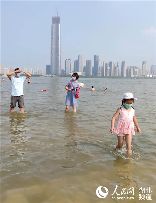 長江武漢段江水上漲 市民孩子們親水同過端午節