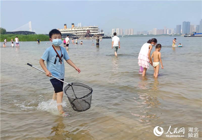 長江武漢段江水上漲 市民孩子們親水同過端午節【4】