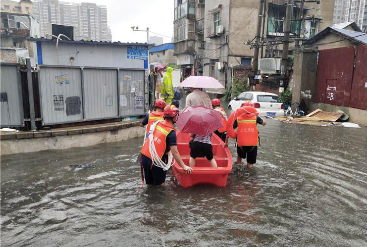 武漢遭強降雨 消防部門開展緊急救援