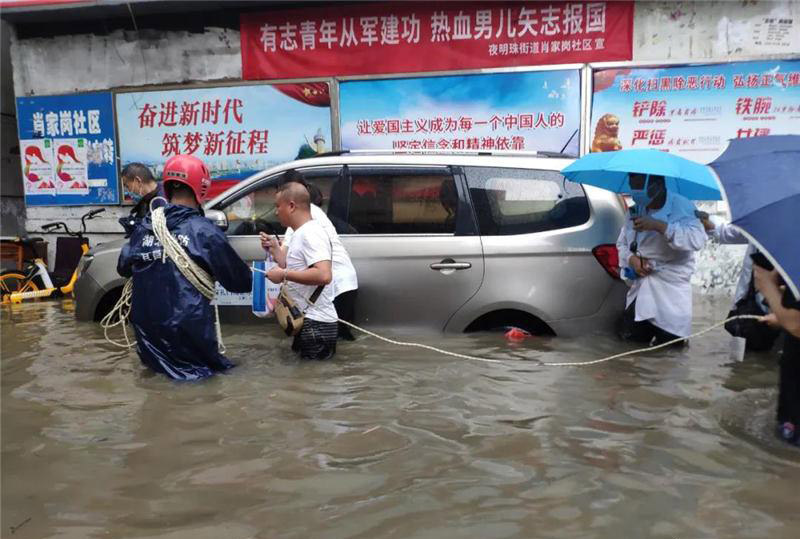 暴雨致多名群眾被困 湖北宜昌消防施救疏散300余人