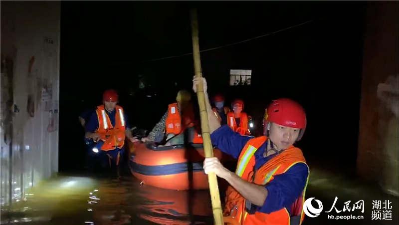 湖北赤壁：暴雨內澇致2名七旬老人被困 消防連夜救援