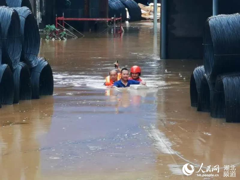 湖北宜昌：暴雨致多名群眾被困