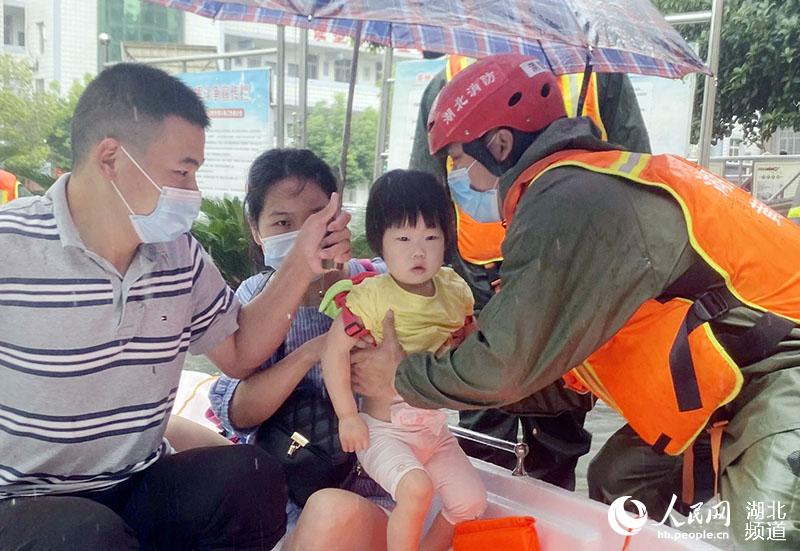 湖北黃岡：城區積水嚴重 消防緊急疏散轉移30余人【4】
