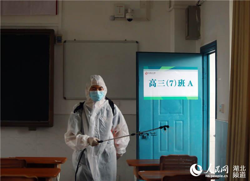2020年7月5日，在湖北省武汉市第二十三中学，1名消防员正在对高考考场进行全面消杀