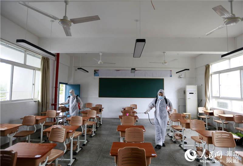 2020年7月5日，在湖北省武漢市第二十三中學，2名消防員正在對高考考場進行全面消殺