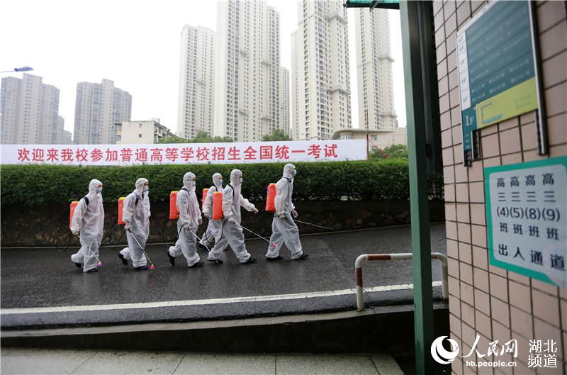 2020年7月5日，在湖北省武漢市第二十三中學，6名消防員正進入高考考場開展消殺作業