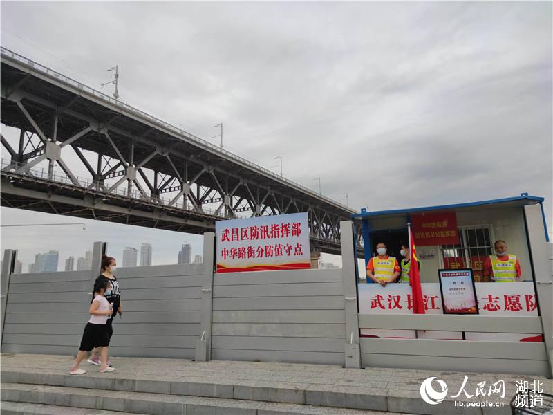 7月12日，武漢黃鶴樓下的長江大橋頭臨江大道漢陽門，使用了鋁合金移動裝配式防洪牆。