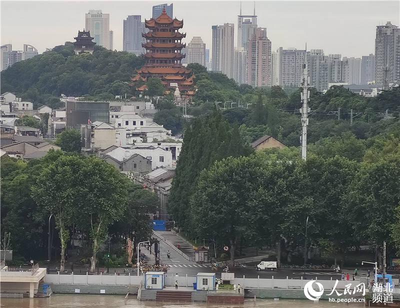 7月12日，武漢黃鶴樓下的長江大橋頭臨江大道漢陽門，使用了鋁合金移動裝配式防洪牆。
