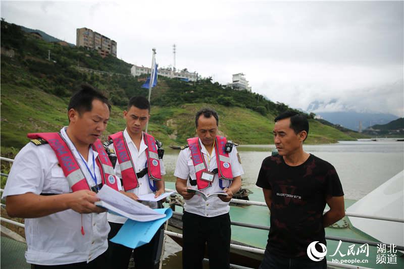 7月13日，秭歸海事人員在長江西陵峽上游童庄河流域進行巡航執法檢查。