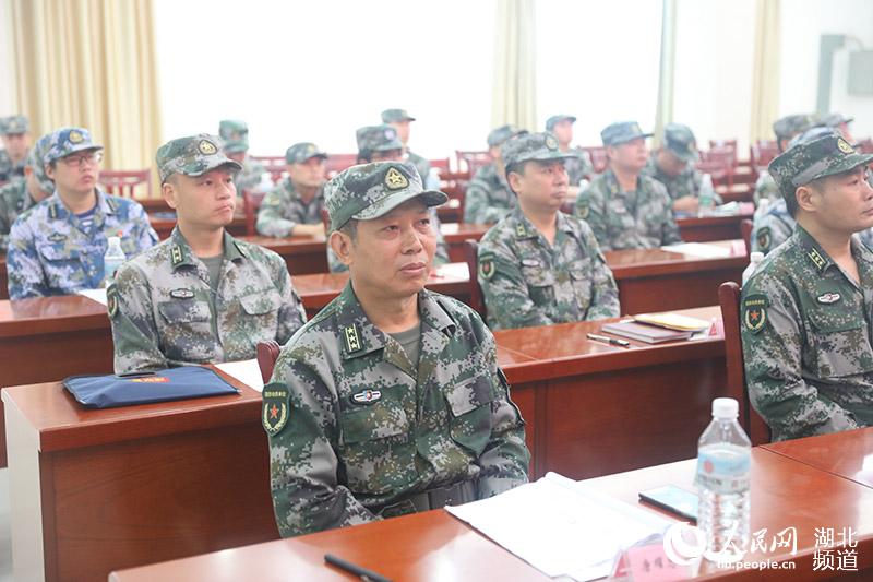 觀摩人員認真聆聽思想政治教員授課輔導（朱勇 攝）
