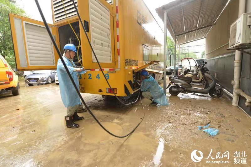 7月18日，國網宜昌供電公司馳援恩施搶修保電車隊接入保電點。（何厚英 攝）