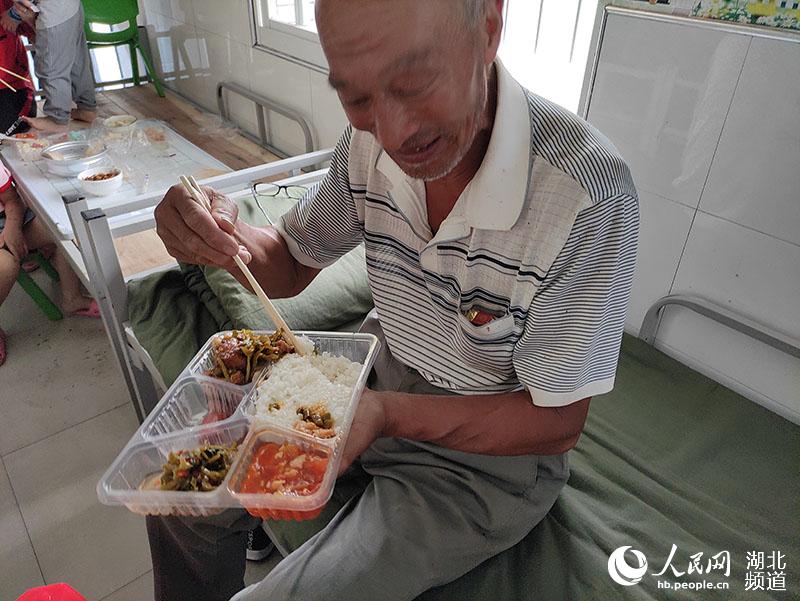 70歲的吳雲堯正在吃午餐。郭婷婷攝