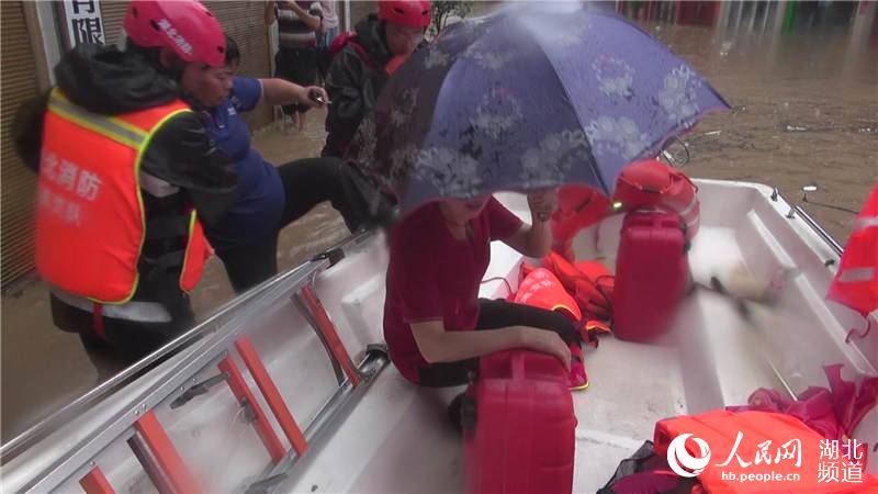 湖北建始暴雨引發內澇 消防緊急營救轉移被困群眾近千人 。（恩施消防供圖）