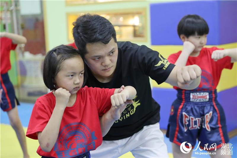 老師指導孩子練習跆拳道。（汪正璽 攝）