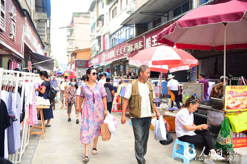 勝利街上已看不出洪水肆虐后的痕跡，各店鋪紛紛打折甩賣，減少損失。