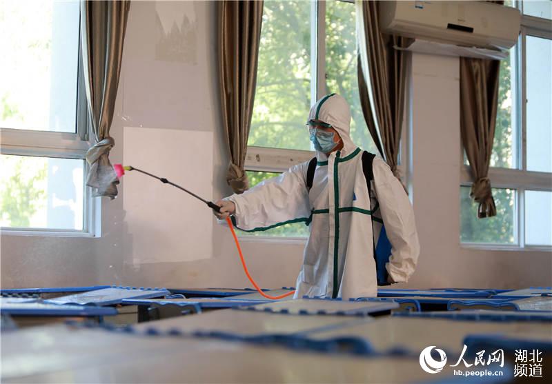2020年8月3日，在湖北省武漢市第三寄宿中學，1名消防員正在對教室進行全面消殺。