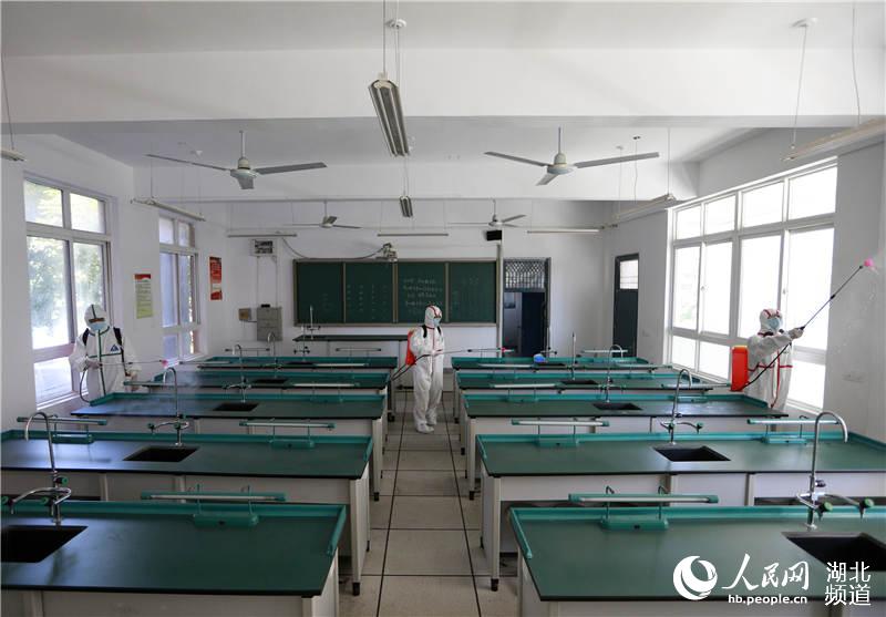 2020年8月3日，在湖北省武漢市第三寄宿中學，3名消防員正在對實驗室進行全面消殺。