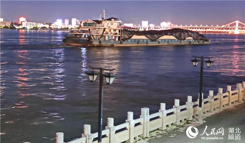 一艘貨輪滿載貨物，安全航行在長江漢江兩江交匯處水域。