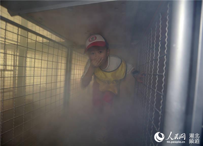 2020年8月7日，在湖北省孝感市福廣路特勤消防救援站，1名小朋友們正在體驗“火場逃生”