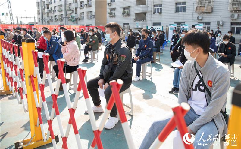 4月24日，國網湖北電力“電力用工招聘季”專項行動現場招聘向湖北省內10個貧困縣市區，提供勞務協作農民工崗位，圖為秭歸現場。(雷勇 攝)