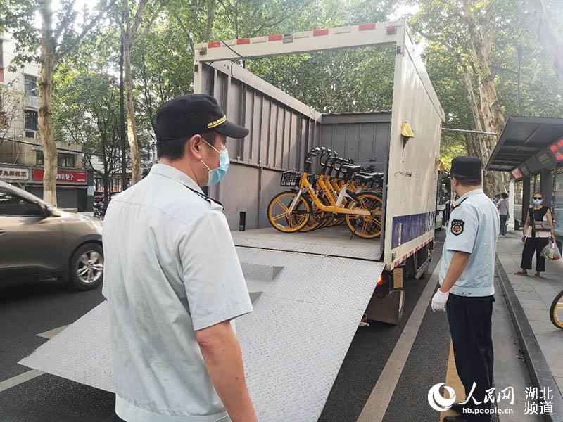 對違規擺放共享單車就行整治。宋宏雷 攝