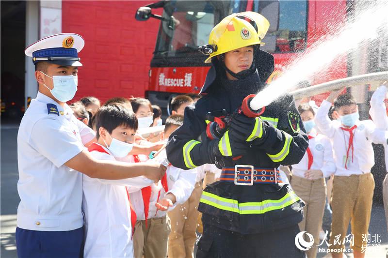 2020��9��1�գ��ں���ʡʮ��������·Сѧ��ѧ�������ڲι���������װ����(������ ��)