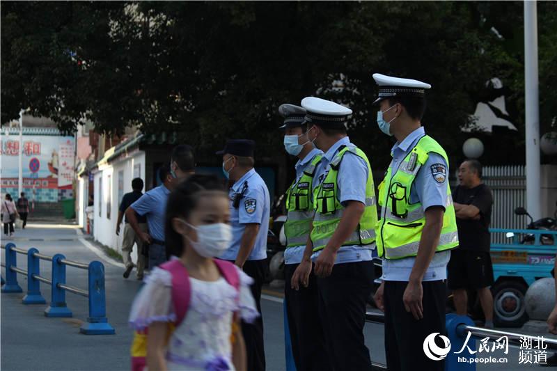 湖北十堰：開學第一天400余名交警上路保暢通