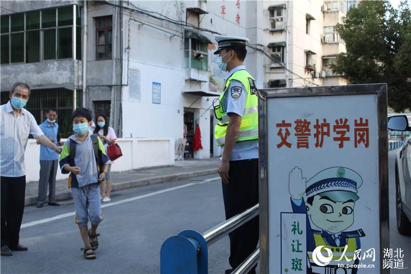 湖北十堰：開學第一天400余名交警上路保暢通【2】
