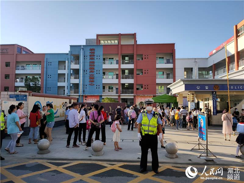 湖北十堰：開學第一天400余名交警上路保暢通【3】