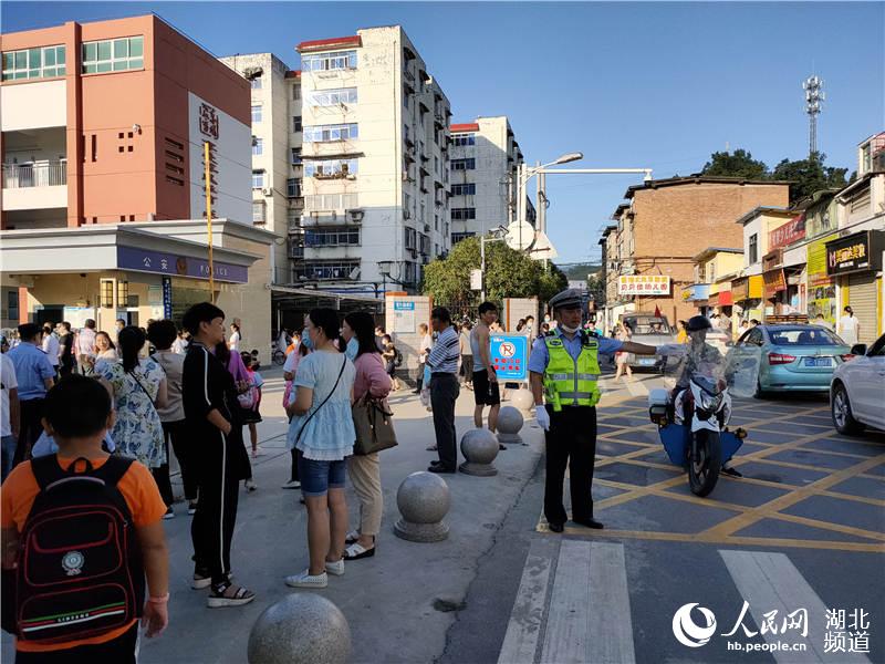 湖北十堰：開學第一天400余名交警上路保暢通【4】