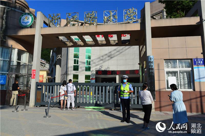 湖北十堰：開學第一天400余名交警上路保暢通【6】