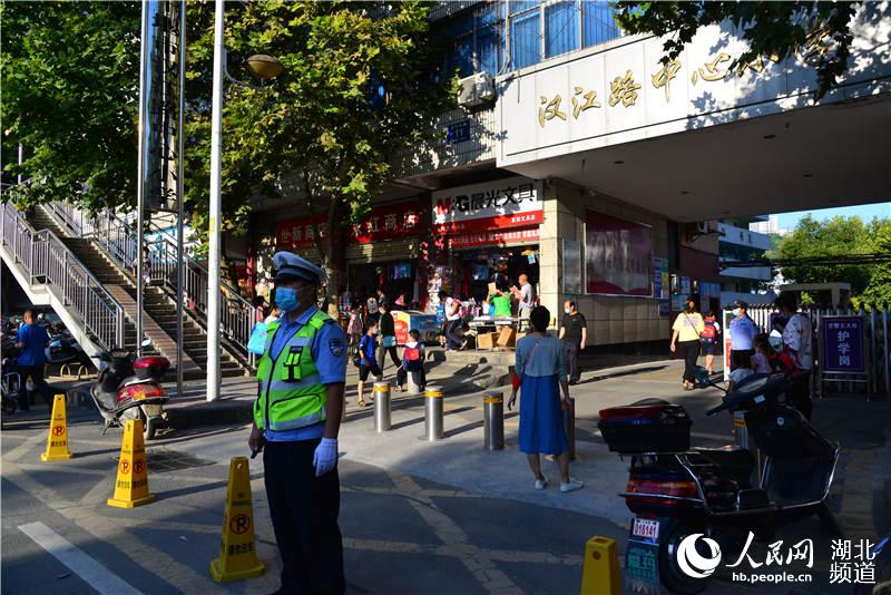 湖北十堰：開學第一天400余名交警上路保暢通【5】