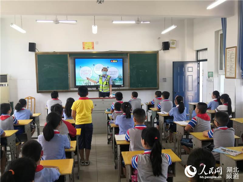 湖北十堰：開學第一天400余名交警上路保暢通【9】