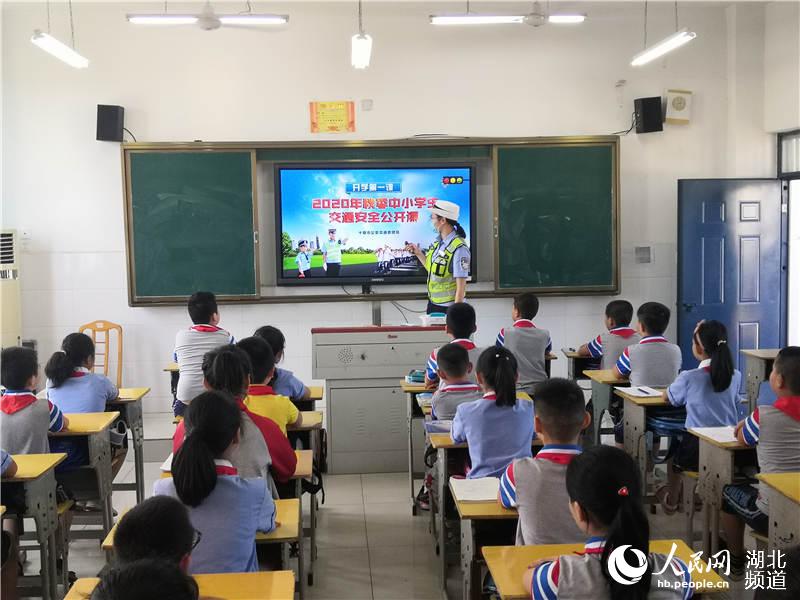 湖北十堰：開學第一天400余名交警上路保暢通【8】