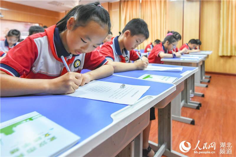 學生簽武漢市家庭文明公約承諾書。