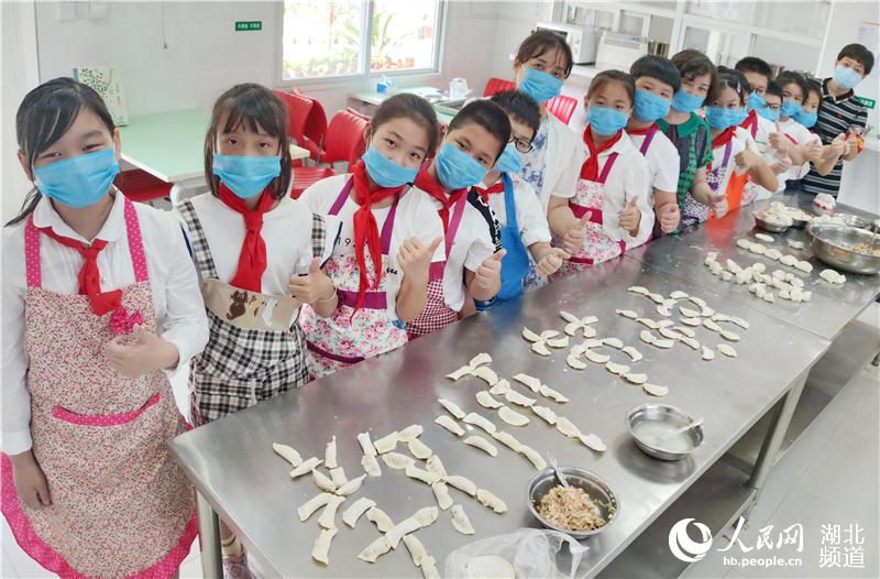 9月8日，武漢市江漢區西馬路小學師生們，包好餃子后，用餃子擺出了教師節快樂的字體造型，格外引人注目。