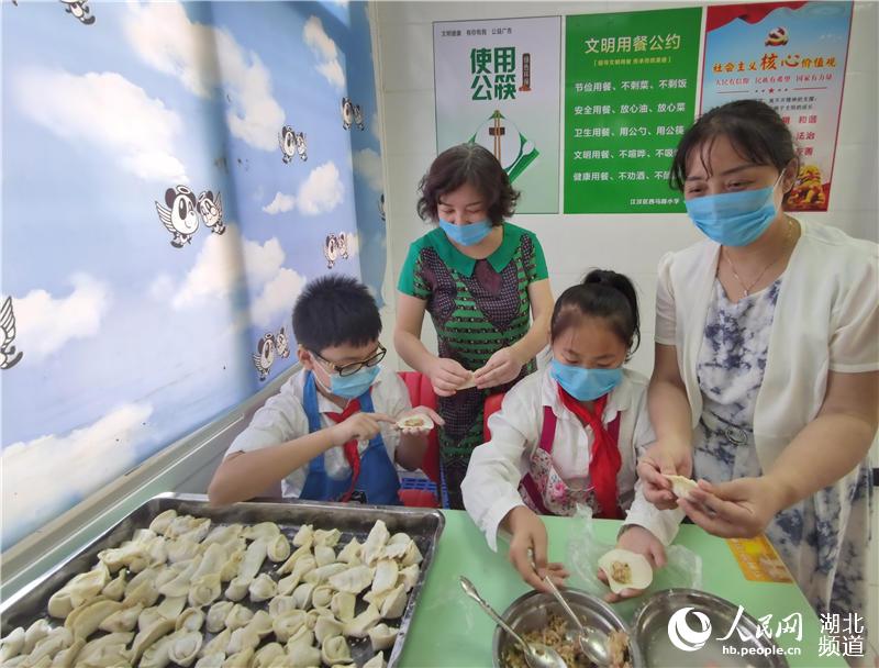 9月8日，武漢市江漢區西馬路小學教師吳善蓮(左二)，在校教書育人36年，到今年11月份，她就要退休了。圖為吳善蓮與孩子們在一起包餃子。