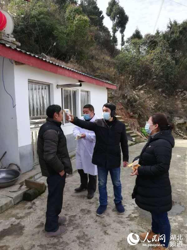 疫情期間，宋青山在村裡為村民測量體溫