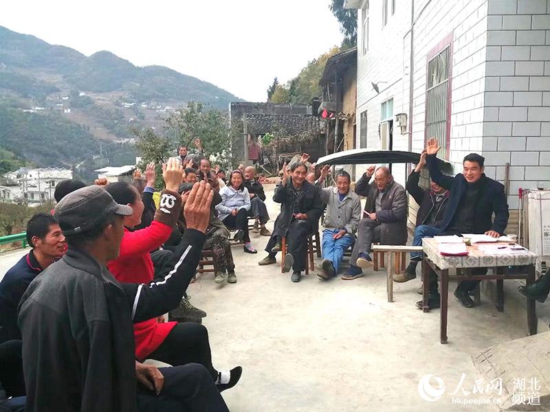 宋青山在高潮村組織貧困戶商討脫貧策略。