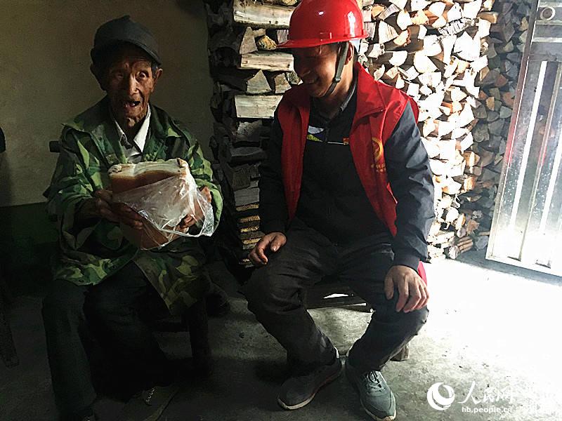 王明青把臘肉送到劉美玉老人手上（供圖 劉珍）