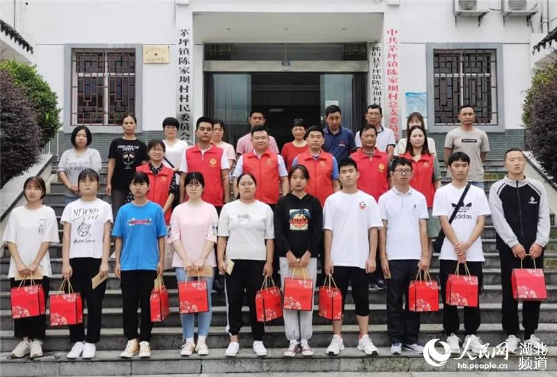 朱妍霏參加陳家壩村大學生座談會並收到助學金（前排右五）（供圖 傅春艷）