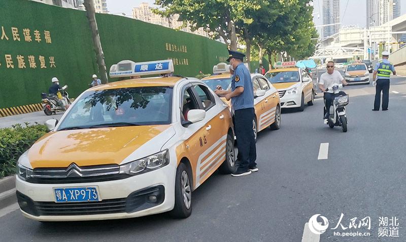 証件不全上路運營 武漢11位的哥受處罰 
