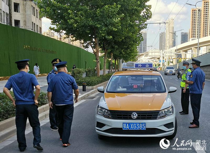 証件不全上路運營 武漢11位的哥受處罰 【3】